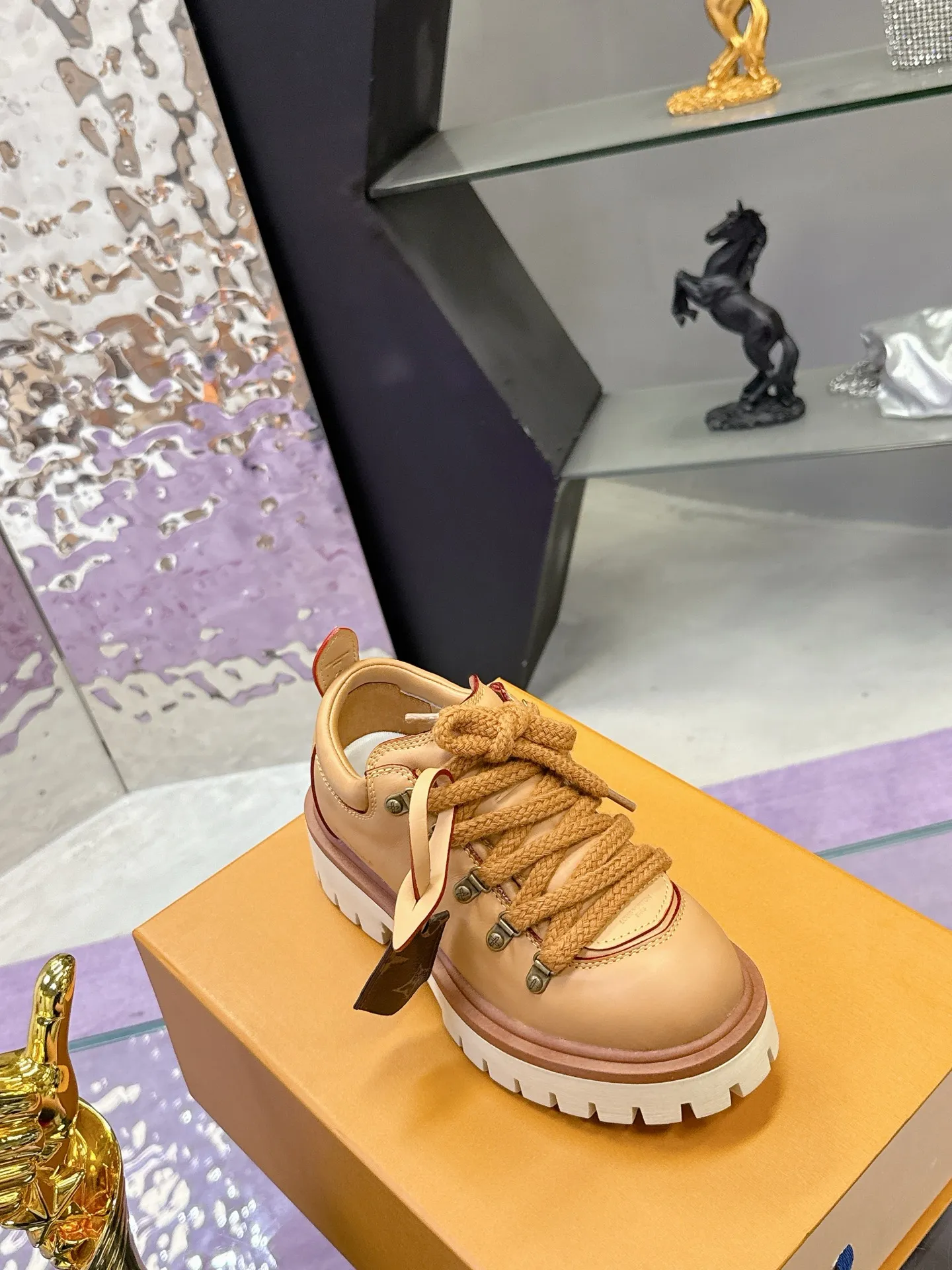Factory price: 700💰 LV | Louis Vuitton 🧡💚2025 autumn and winter new style, top version ⚠️ The counter features the latest LV REMIX lace-up mountaineering derby shoes, new hard goods 🆕 ❥BS purchasing level! Full of high-end feel! A popular model among bloggers at home and abroad, it’s retro and fashionable, and looks stunning on your feet! Mainly recommended model on the official website★ ▪️Upper: top-quality first-layer cowhide ▪️Inner lining: imported sheepskin ▪️Outsole: original molded T men's shoes 💰U anti-slip outsole ▪️Sole height: 3.5cm ▪️Shoe size: Female 35-41 (41 customized, non-refundable) Male 39-45 (46 customized, non-refundable)